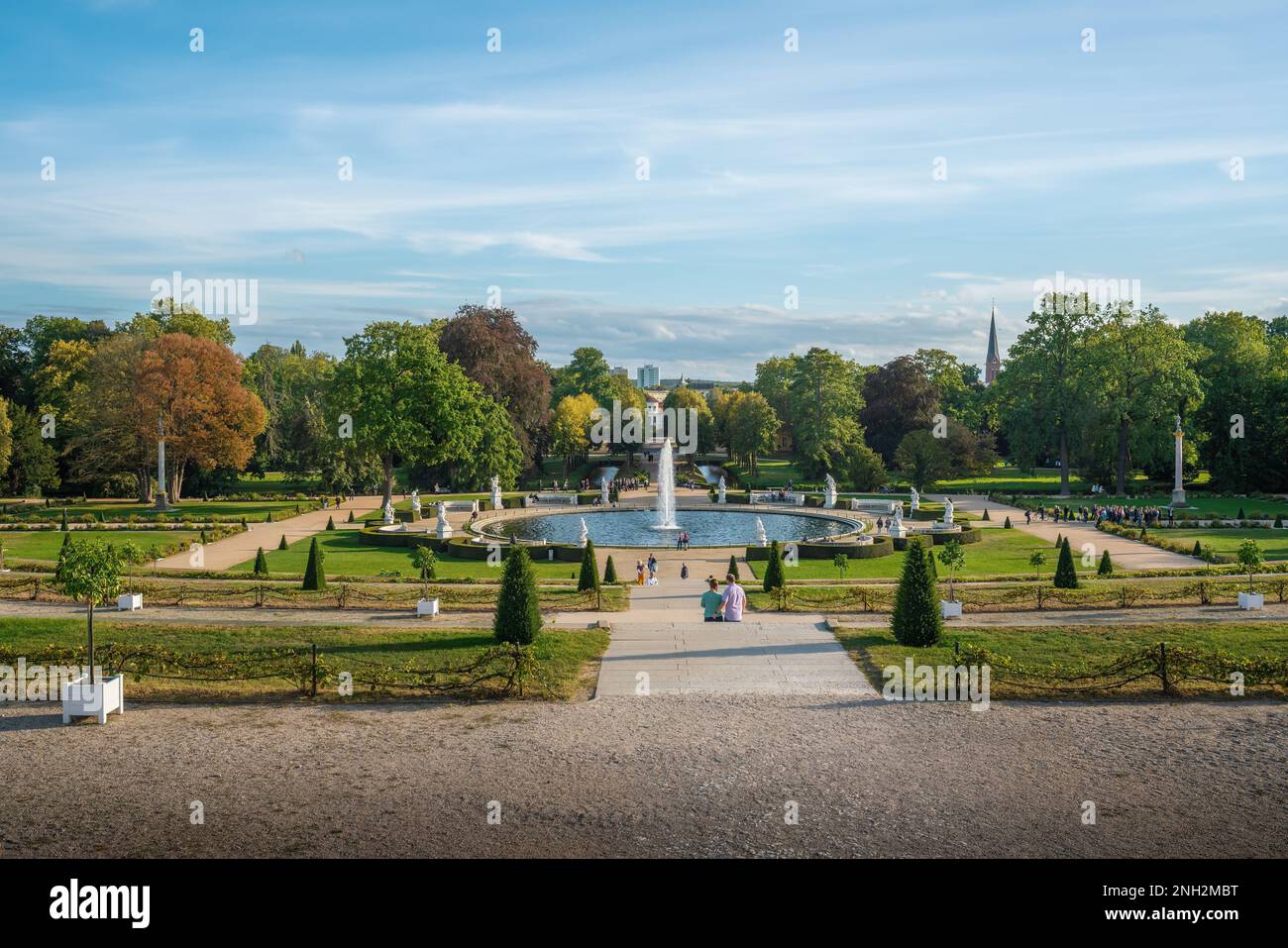 Palazzo Sanssouci con vista sui giardini con la Grande Fontana - Potsdam, Brandeburgo, Germania Foto Stock