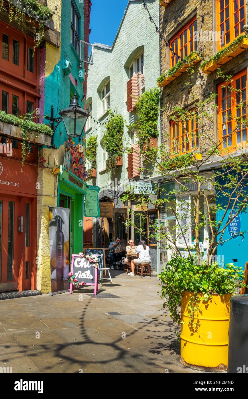 Edifici colorati a Neall's Yard, un piccolo vicolo a Covent Garden, Londra, Regno Unito Foto Stock