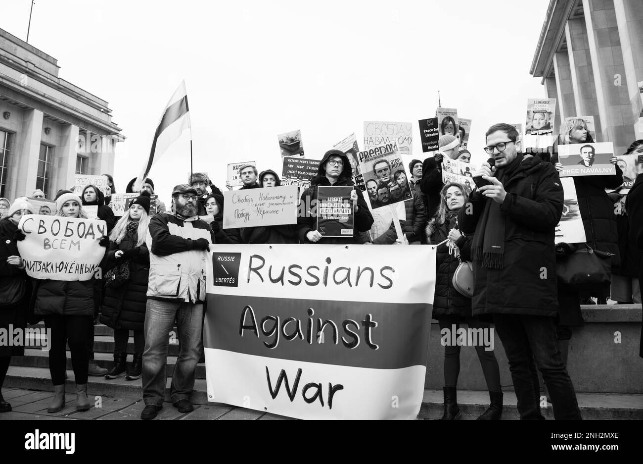 Parigi, Francia - 22 gennaio 2023: Manifestazione a sostegno di Alexei Navalny e di altri prigionieri politici e contro la guerra di Putin contro l'Ucraina. Foto Stock