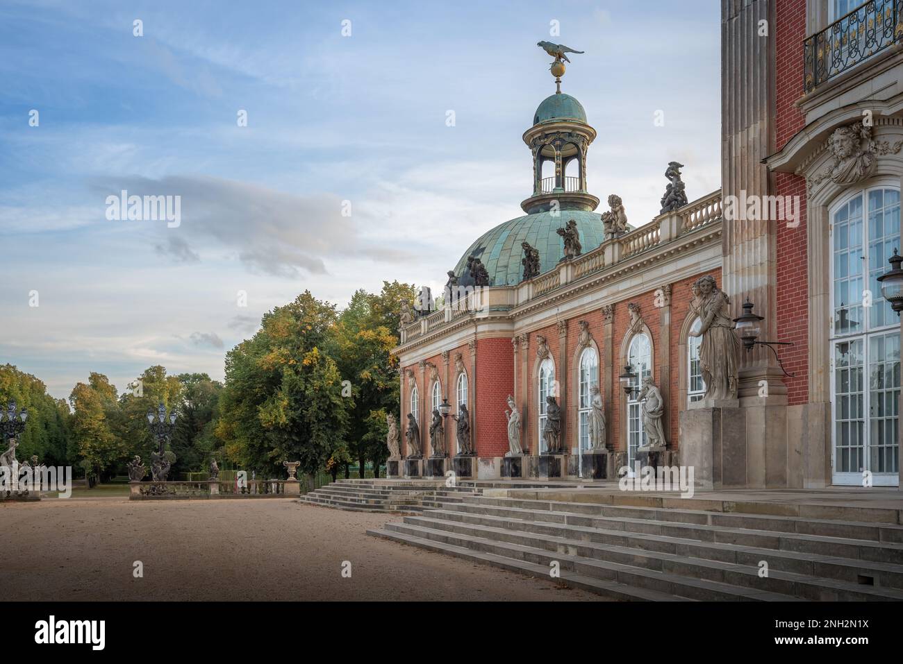 Ala sud del Palazzo nuovo (Neues Palais) vista dal giardino del parco Sanssouci - Potsdam, Brandenburg, Germania Foto Stock