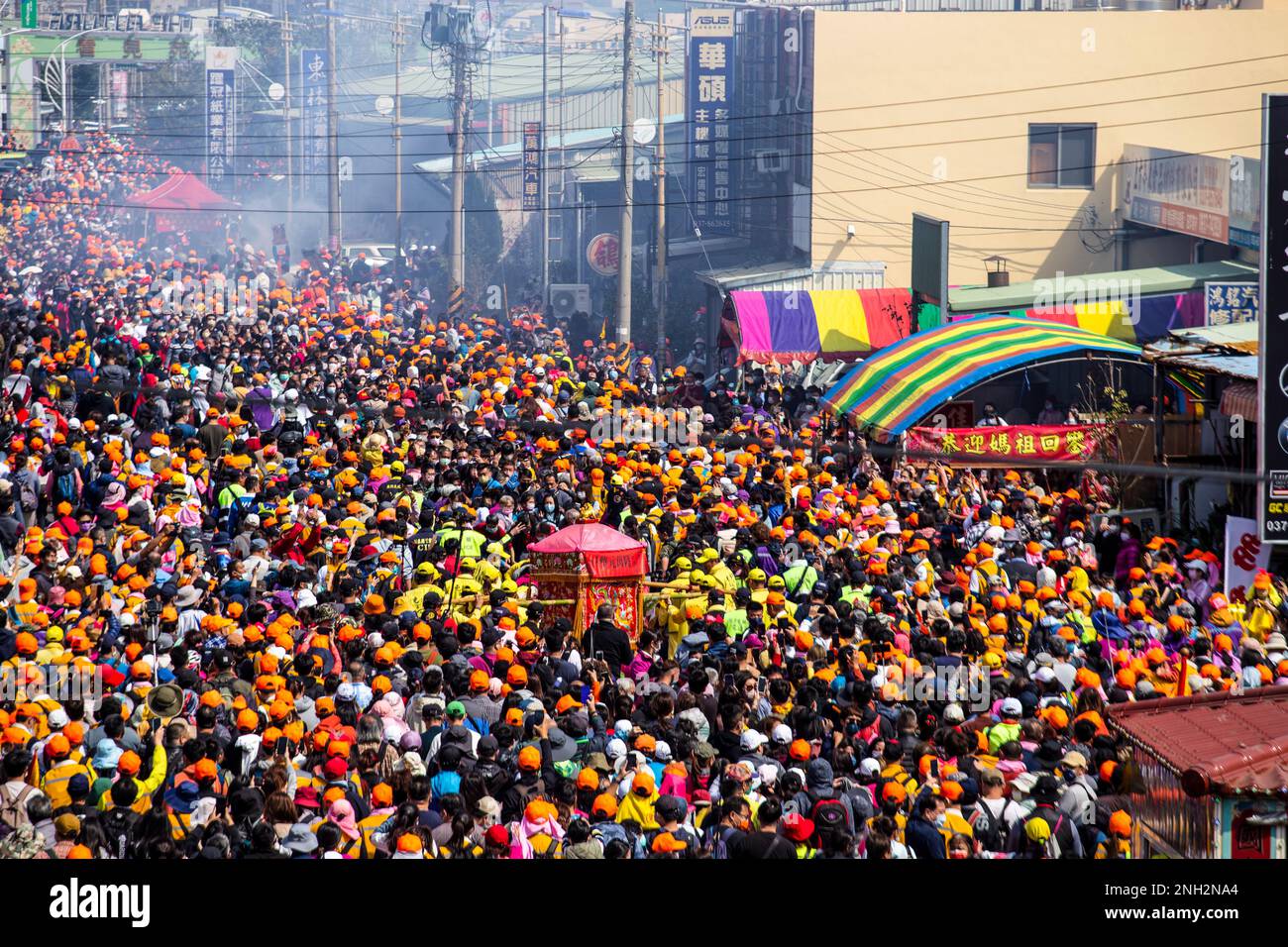 I pellegrini affollano la strada nella Missione di pellegrinaggio di Baishatun Matsu a Taiwan.Febbraio 19,2023 Foto Stock
