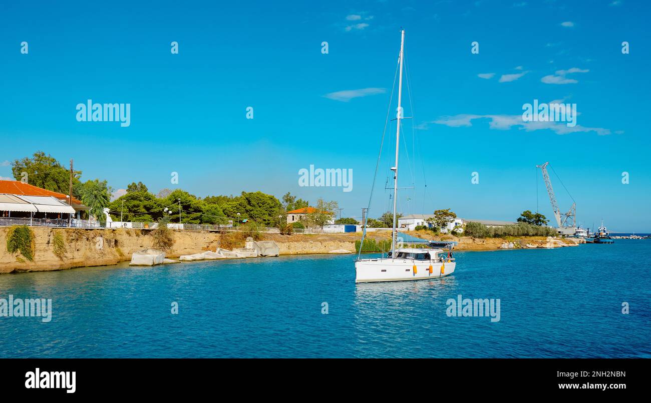 Una barca a vela all'ingresso del canale di Corinto, in Grecia, da Isthnmia, nel Mar Egeo, in una giornata estiva Foto Stock