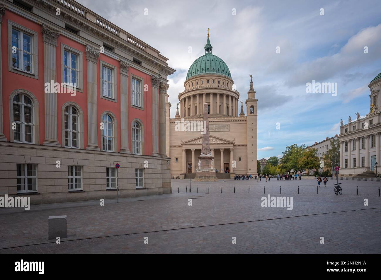 St Chiesa di Nicholas, Obelisco e Brandenburg Landtag (Parlamento) nella Piazza del mercato Vecchio - Potsdam, Brandeburgo, Germania Foto Stock