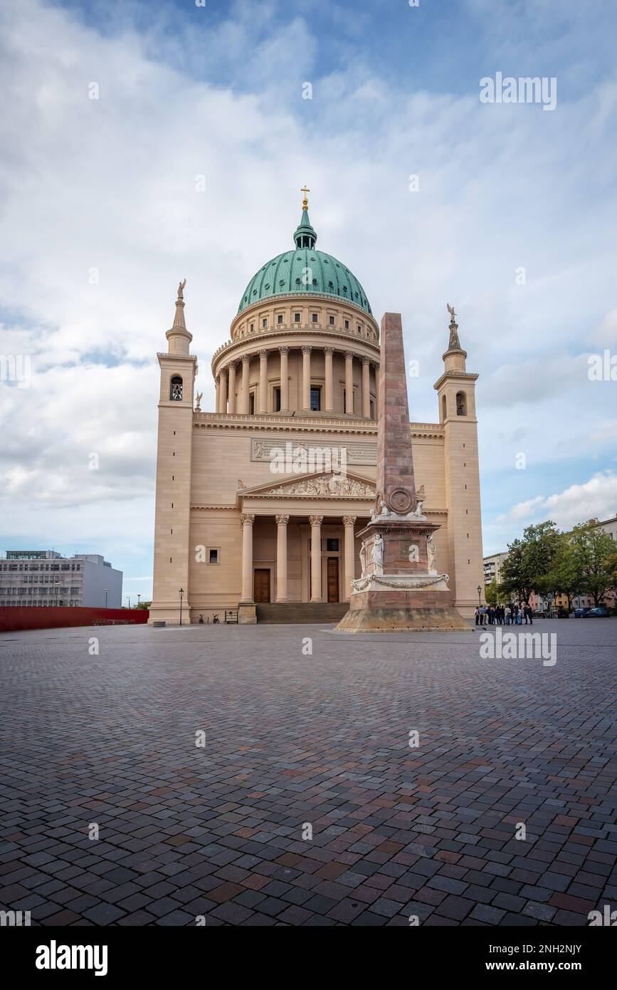 St Chiesa di Nicholas e Obelisco nella Piazza del mercato Vecchio - Potsdam, Brandeburgo, Germania Foto Stock
