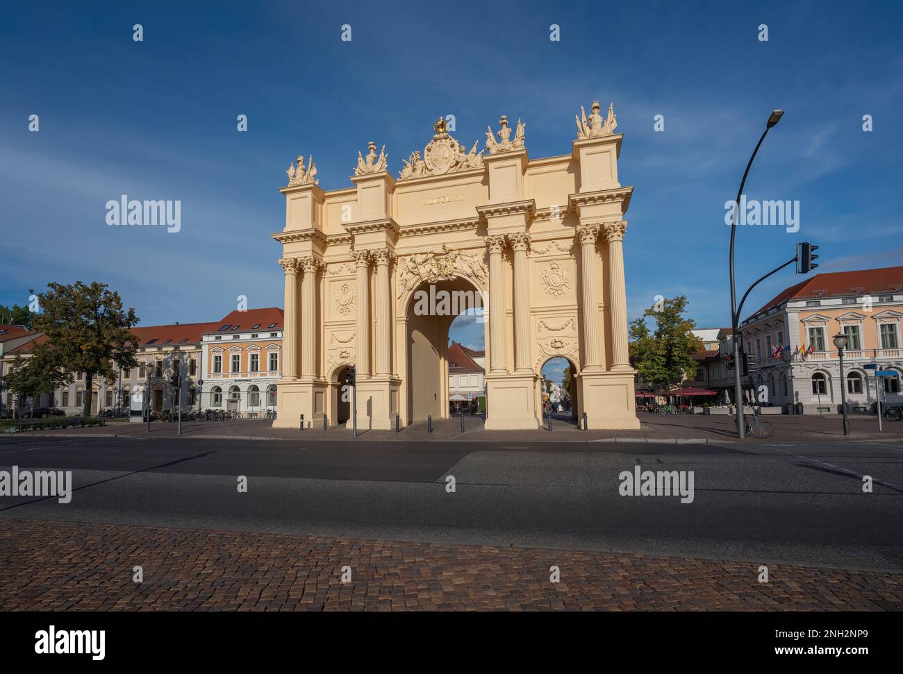 Porta di Brandeburgo (Brandenburger Tor) in Piazza Luisenplatz - Potsdam, Brandeburgo, Germania Foto Stock