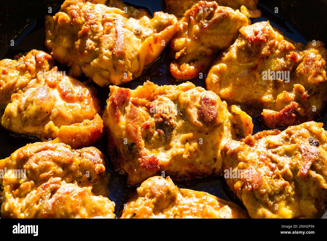 Pronto a mangiare cosce di pollo Foto Stock