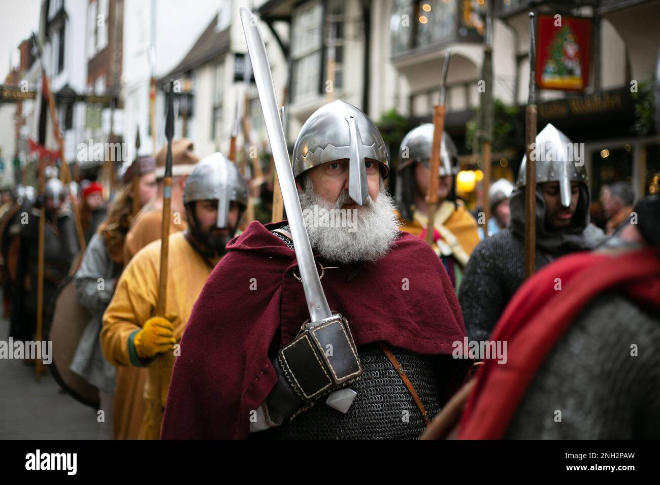 Centinaia di guerrieri vichinghi marciano attraverso la città di York nel North Yorkshire come parte del JORVIK Viking Festival. La marcia annuale inizia a Deans Foto Stock