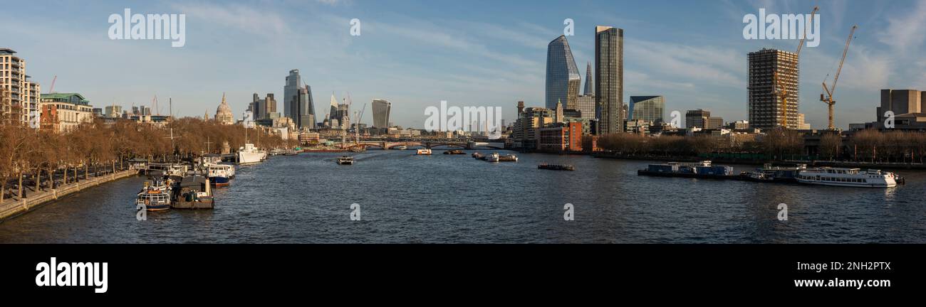 Panorama dell'Embankment, South Bank, City of London e Docklands preso dal Waterloo Bridge, Londra, Regno Unito Foto Stock