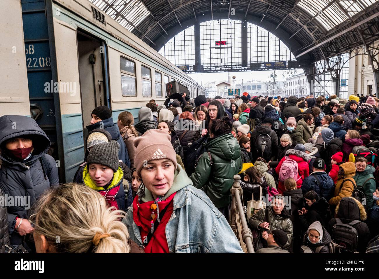 Repertorio fotografico, Italia. 24th Feb, 2023. Lviv Lwiw Ukraine Train Station persone trascorrono la notte in attesa di treni per Polond (Leopoli - 2022-02-27, Carlo Cozzoli) ps la foto può essere utilizzata nel rispetto del contesto in cui è stata scattata, e senza intenti diffamatori della decorazione delle persone rappresentate solo uso Editoriale Credit: Agenzia indipendente per le foto/Alamy Live News Foto Stock