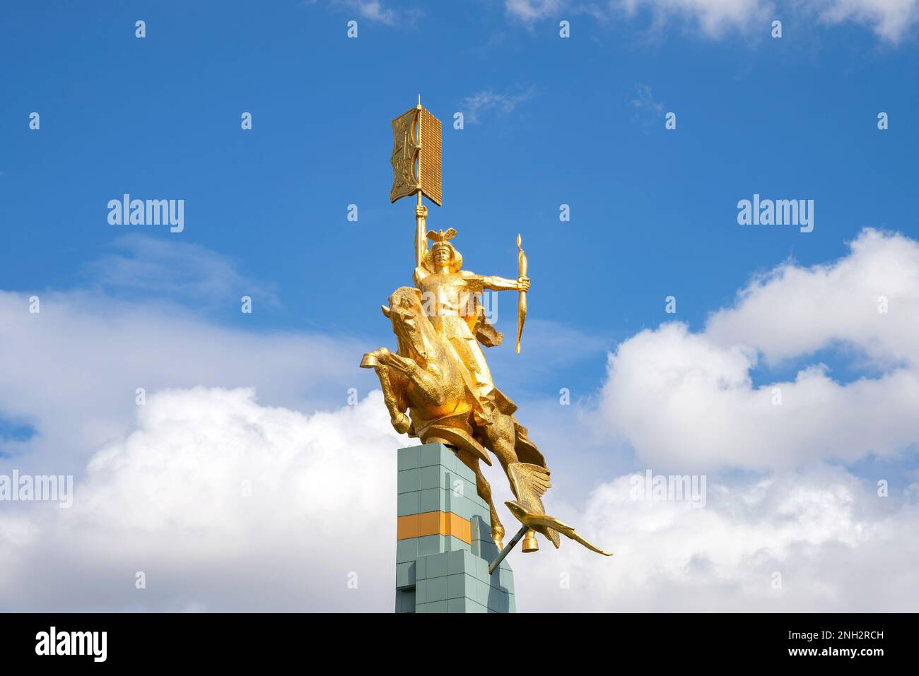 ELISTA, RUSSIA - 20 SETTEMBRE 2021: Monumento all'eroe dell'epica popolare 'Dzhangar' (Horseman d'Oro). Elista, Kalmykia Foto Stock