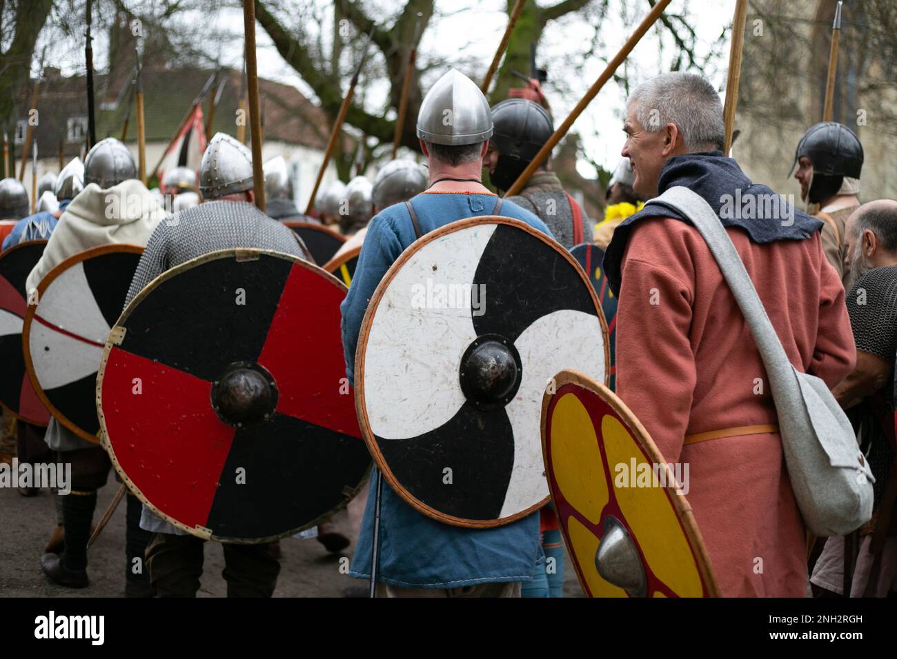 Centinaia di guerrieri vichinghi marciano attraverso la città di York nel North Yorkshire come parte del JORVIK Viking Festival. La marcia annuale inizia a Deans Foto Stock