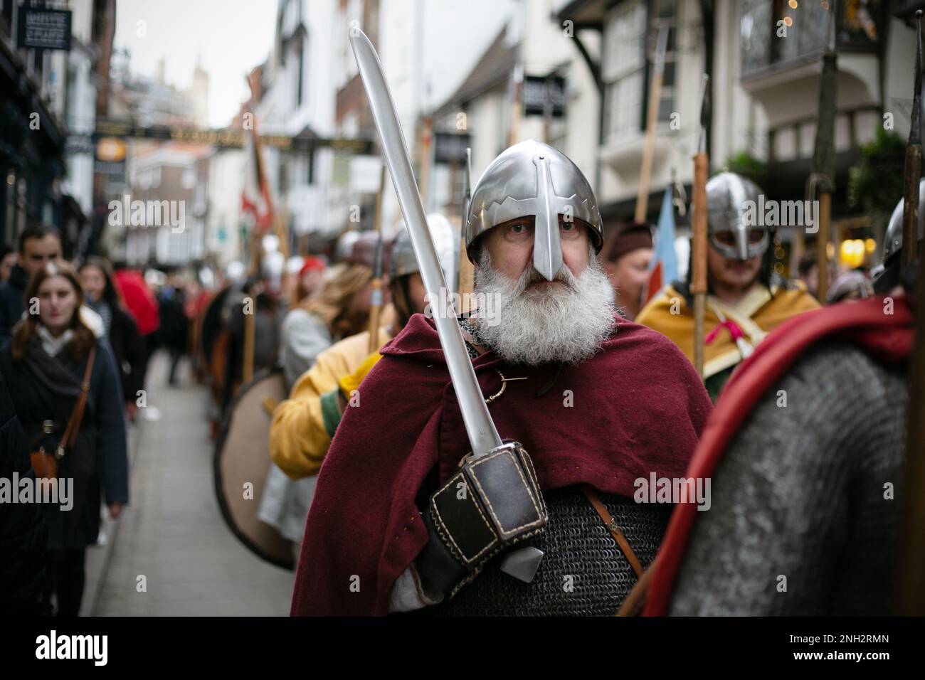 Centinaia di guerrieri vichinghi marciano attraverso la città di York nel North Yorkshire come parte del JORVIK Viking Festival. La marcia annuale inizia a Deans Foto Stock