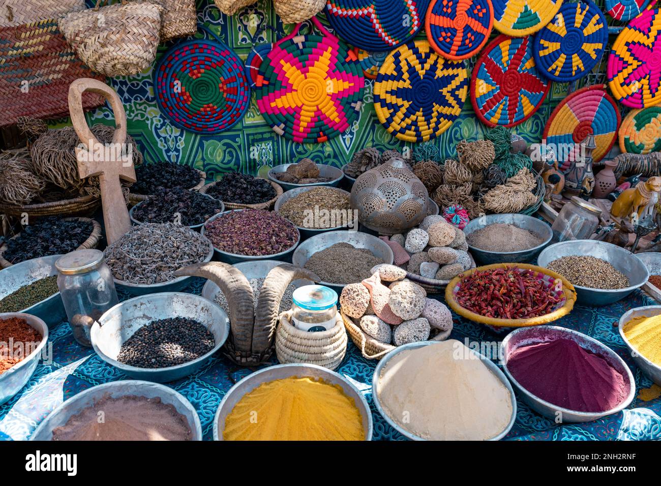 Spezie ed erbe egyptiane al tradizionale Bazaar Arabo Orientale al Villaggio Nubiano. Assuan. Egitto. Africa. Foto Stock