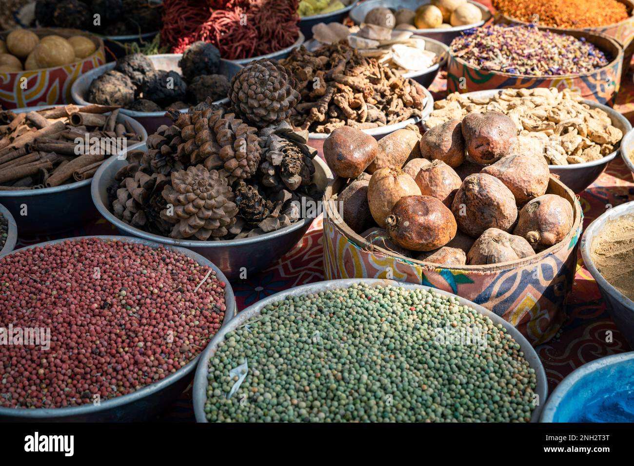 Spezie ed erbe egyptiane al tradizionale Bazaar Arabo Orientale al Villaggio Nubiano. Assuan. Egitto. Africa. Foto Stock