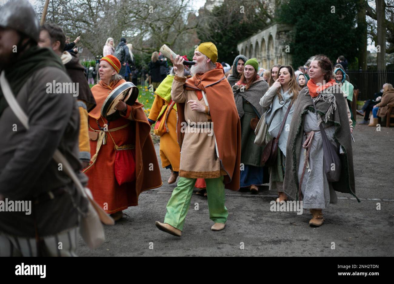 Centinaia di guerrieri vichinghi marciano attraverso la città di York nel North Yorkshire come parte del JORVIK Viking Festival. La marcia annuale inizia a Deans Foto Stock