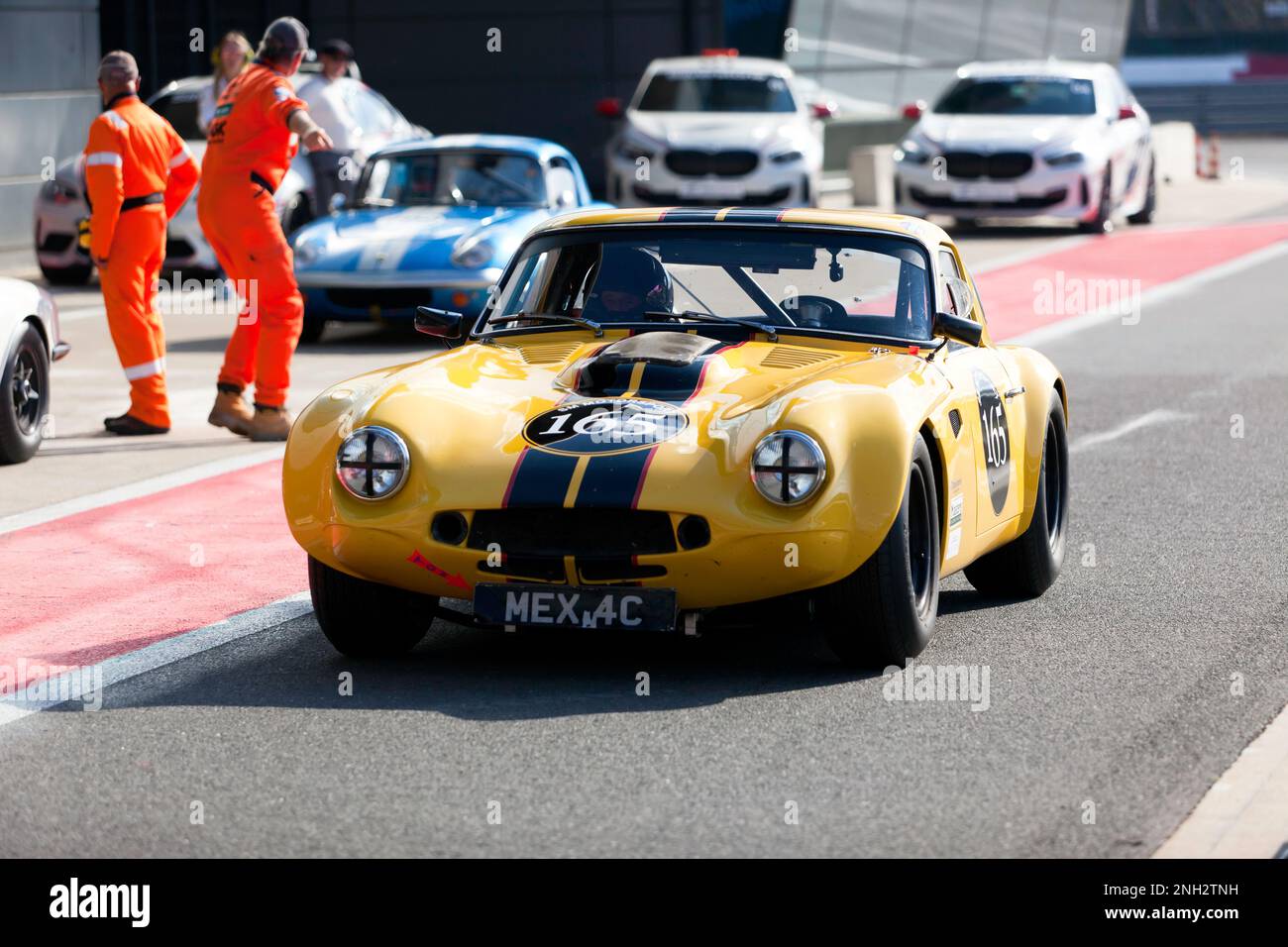 Il 1965 giallo, TVR Griffith, di Charles Allison e Peter Thompson, nell'International Pit Lane, durante il 2022 Silverstone Classic. Foto Stock