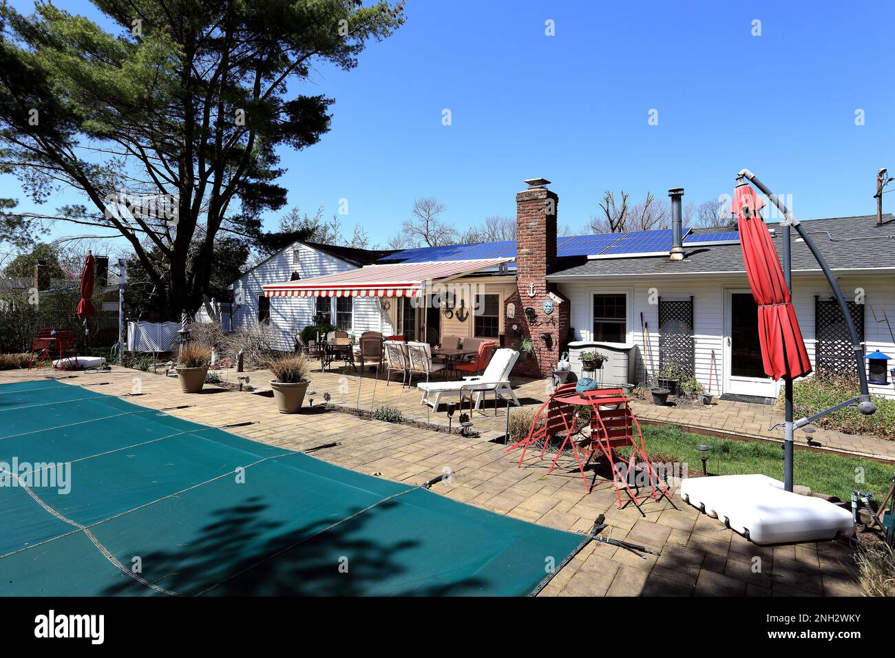 Patio sul cortile suburbano Long Island New York Foto Stock