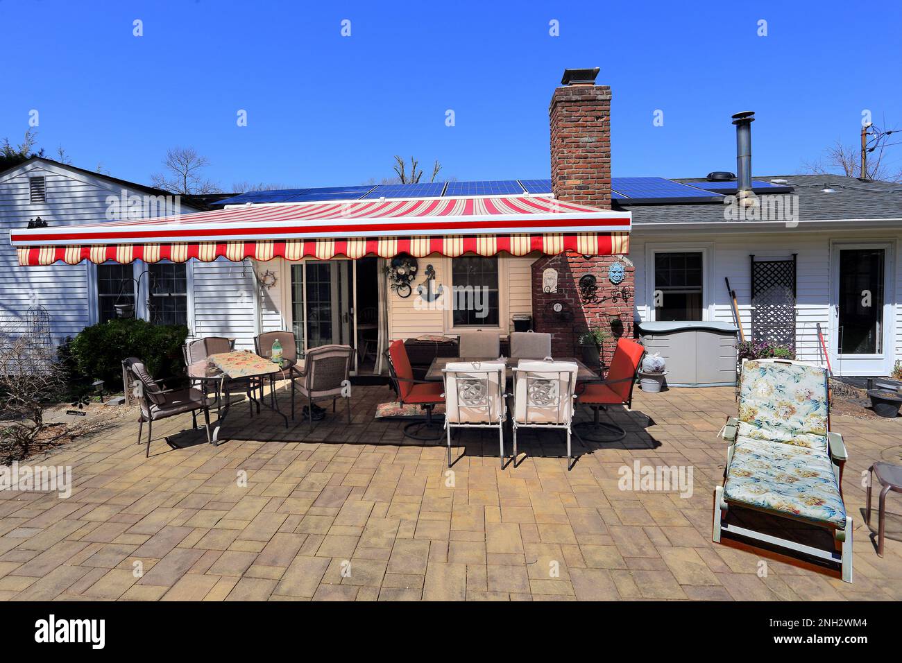 Patio sul cortile suburbano Long Island New York Foto Stock