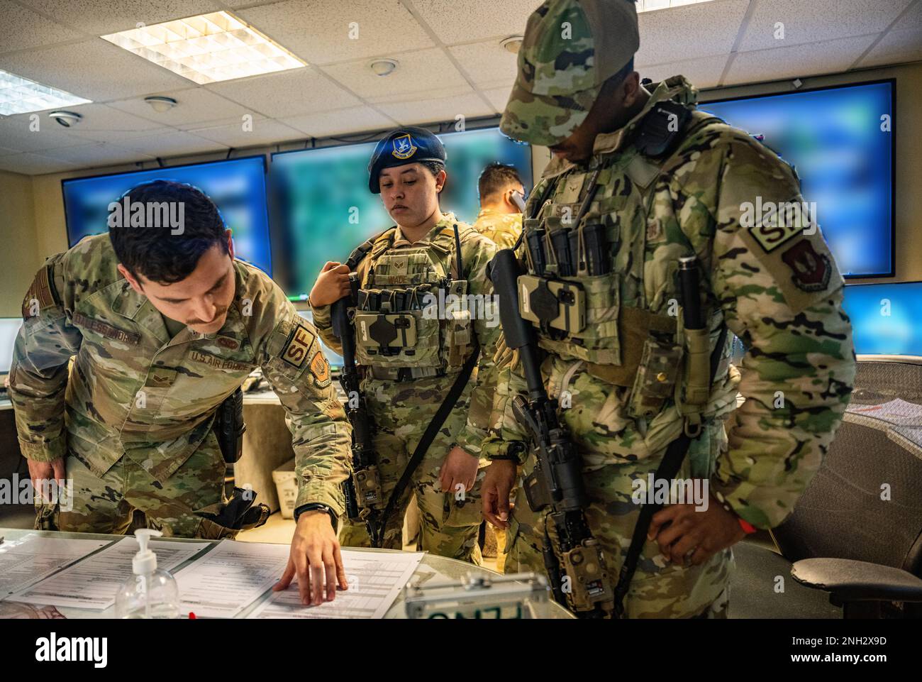 STATI UNITI Air Force Airmen assegnato al 100th Security Forces Squadron, guarda i piani di risposta di base durante un esercizio di base presso Royal Air Force Mildenhall, Inghilterra, 8 dicembre 2022. Gli esercizi di preparazione assicurano che gli Airmen si esercitino e utilizzino la loro formazione e le loro competenze acquisite per rispondere a possibili incidenti di emergenza nel mondo reale. Questa foto è stata modificata per garantire la sicurezza operativa. Foto Stock