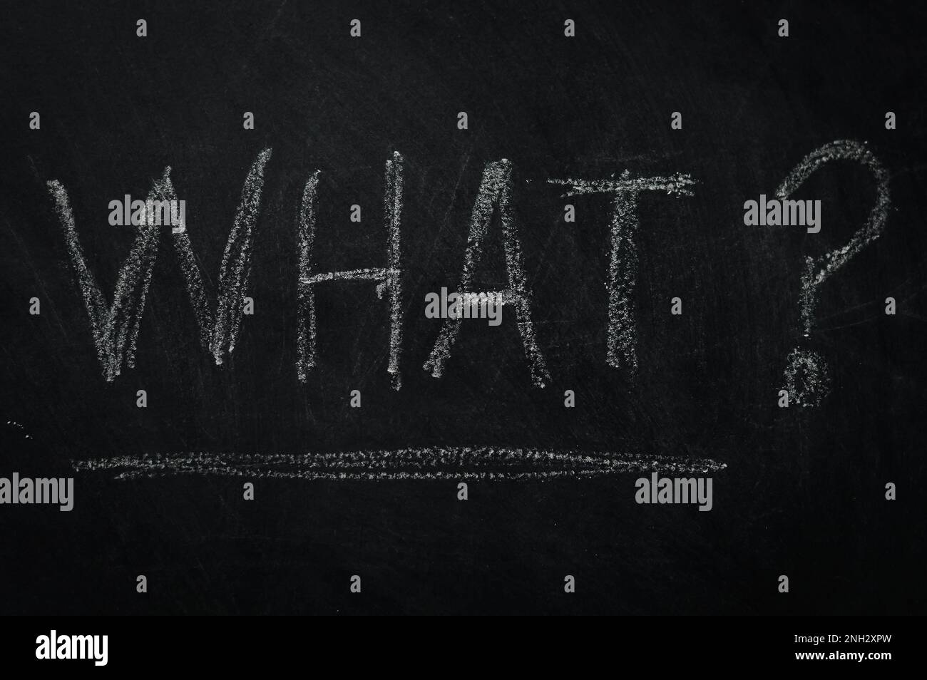Cosa ? La parola che ha scritto in gesso su una lavagna - una delle domande essenziali nel giornalismo e nella comunicazione Foto Stock