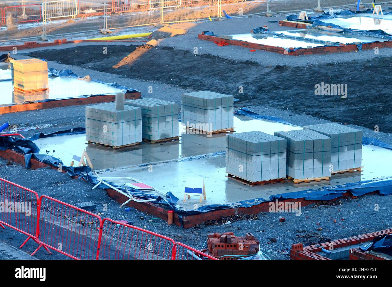 Blocchi di calcestruzzo consegnati al cantiere e collocati accanto al luogo di lavoro e pronti per muratori Foto Stock