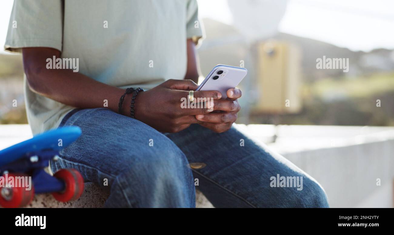 Skater mani, telefono o networking su app di social media, ricerca su Internet o iot digitale. Zoom uomo nero con pianificazione della tecnologia di comunicazione 5g Foto Stock