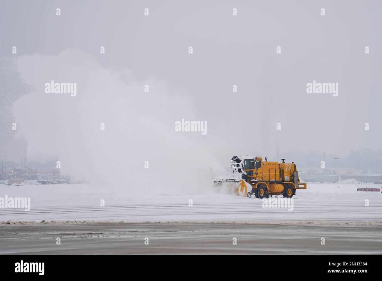 114th il team addetto alla rimozione della neve di Fighter Wing lavora sodo presso Joe Foss Field, S.D. dopo la tempesta invernale il 9 dicembre 2022. I militari si offrono volontari per questo ulteriore dovere per assicurare che la missione sia compiuta. Foto Stock