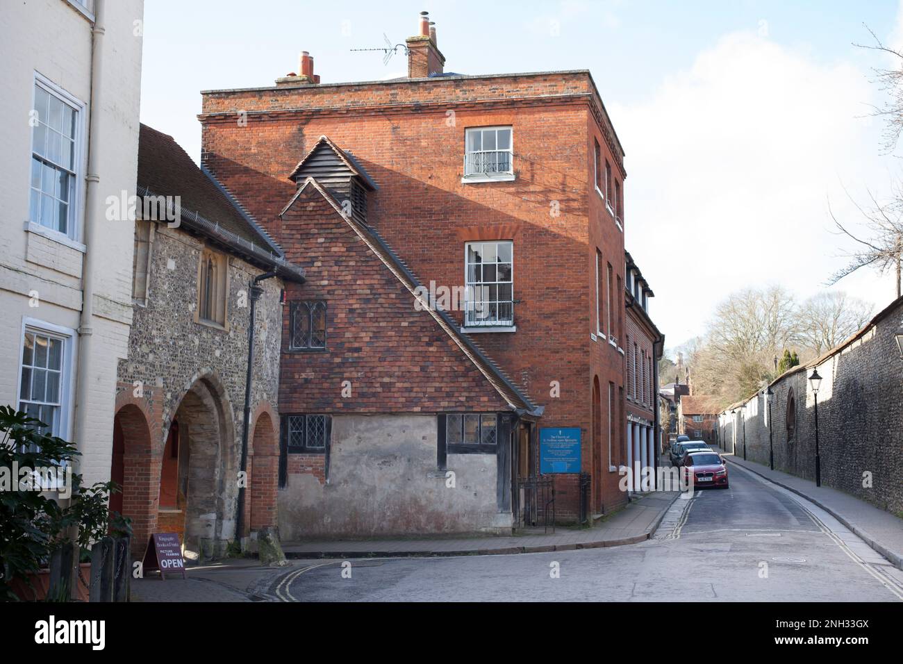Una tranquilla strada laterale vicino a Winchester, vicino all'ingresso della Cattedrale in Hampshire, Regno Unito Foto Stock