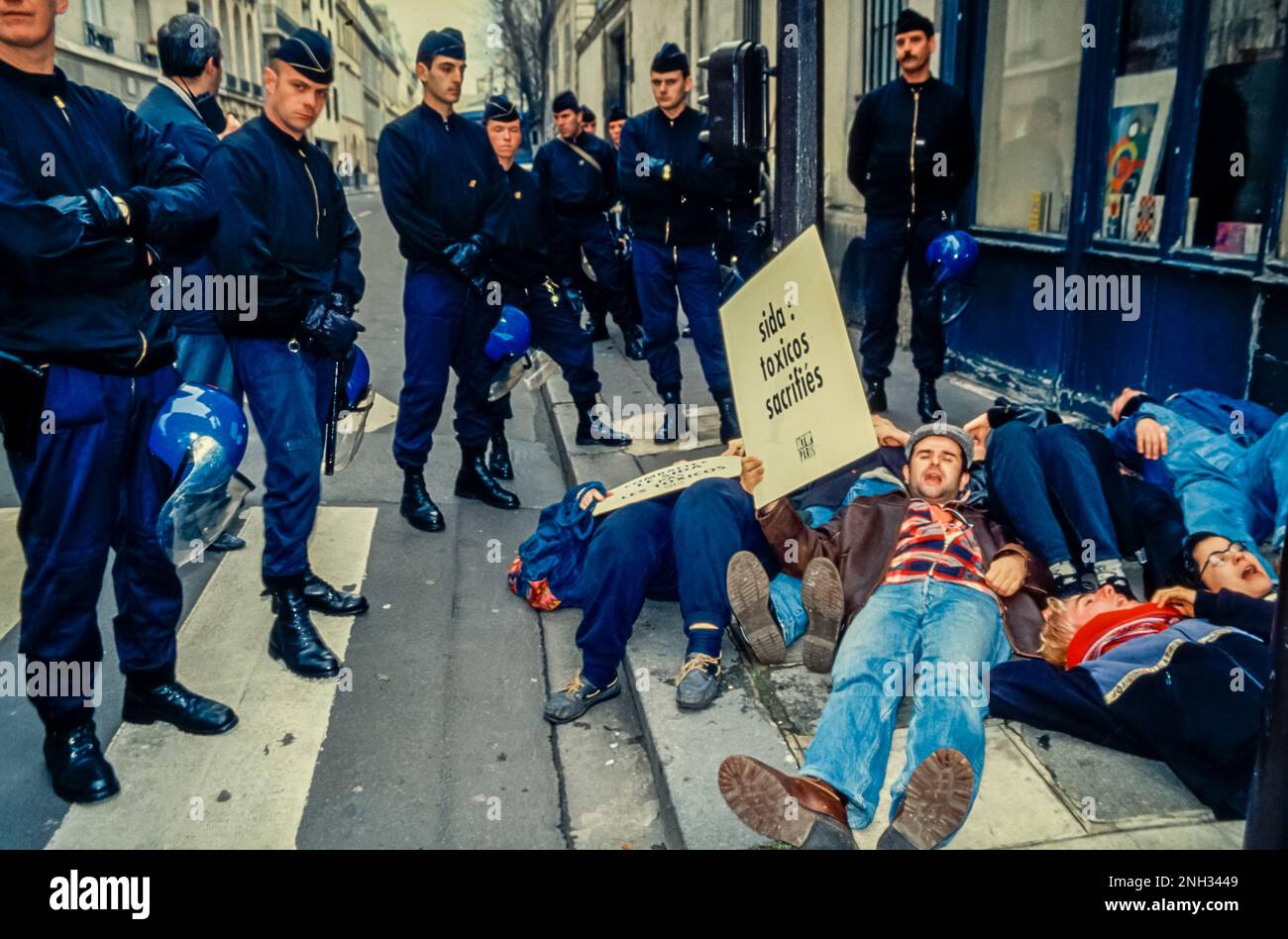 Parigi, Francia, gruppo di attivisti per l'AIDS, giovane arrestato, Act Up Paris, dimostrando presso l'Ufficio del primo Ministro, contro la posizione del governo sui tossicodipendenti, (Edouard Balladur) 1990s Archives, sfide di salute pubblica Foto Stock