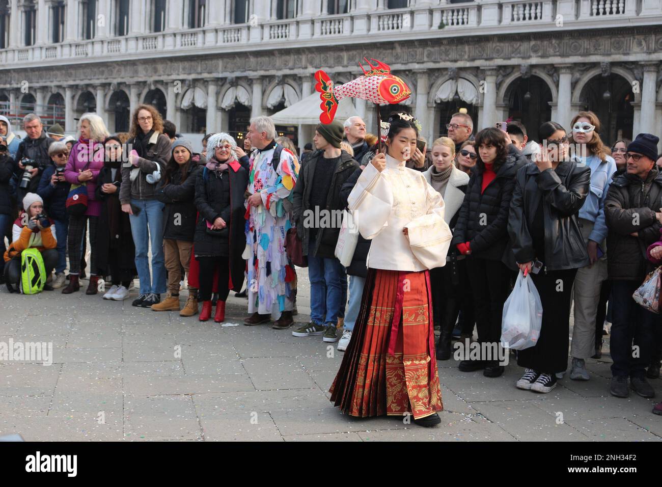 (230220) -- VENEZIA, 20 febbraio 2023 (Xinhua) -- Un volontario che indossa Hanfu, un antico abbigliamento tradizionalmente indossato dalla maggioranza etnica cinese Han, partecipa ad una sfilata lanciata in Piazza San Marco durante il Carnevale di Venezia, 17 febbraio 2023. PER ANDARE CON 'feature: Debutta l'abbigliamento tradizionale cinese al Carnevale di Venezia' (Istituto Confucio all'Università Ca' Foscari di Venezia/Handout via Xinhua) Foto Stock