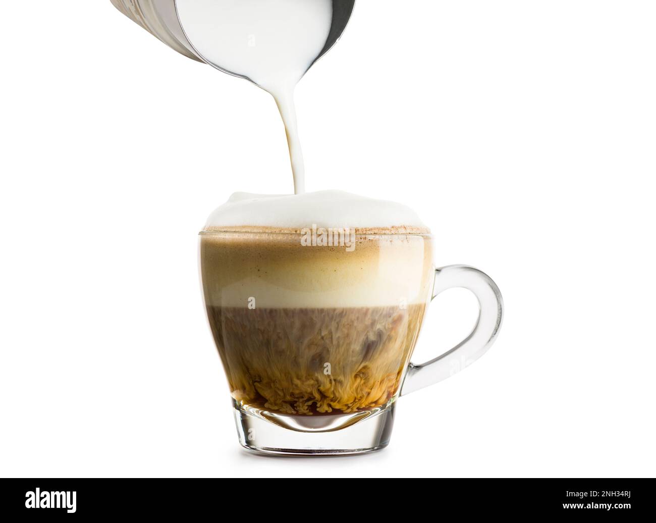 Preparazione del cappuccino in una tazza di vetro con pannarello su sfondo bianco. Foto Stock