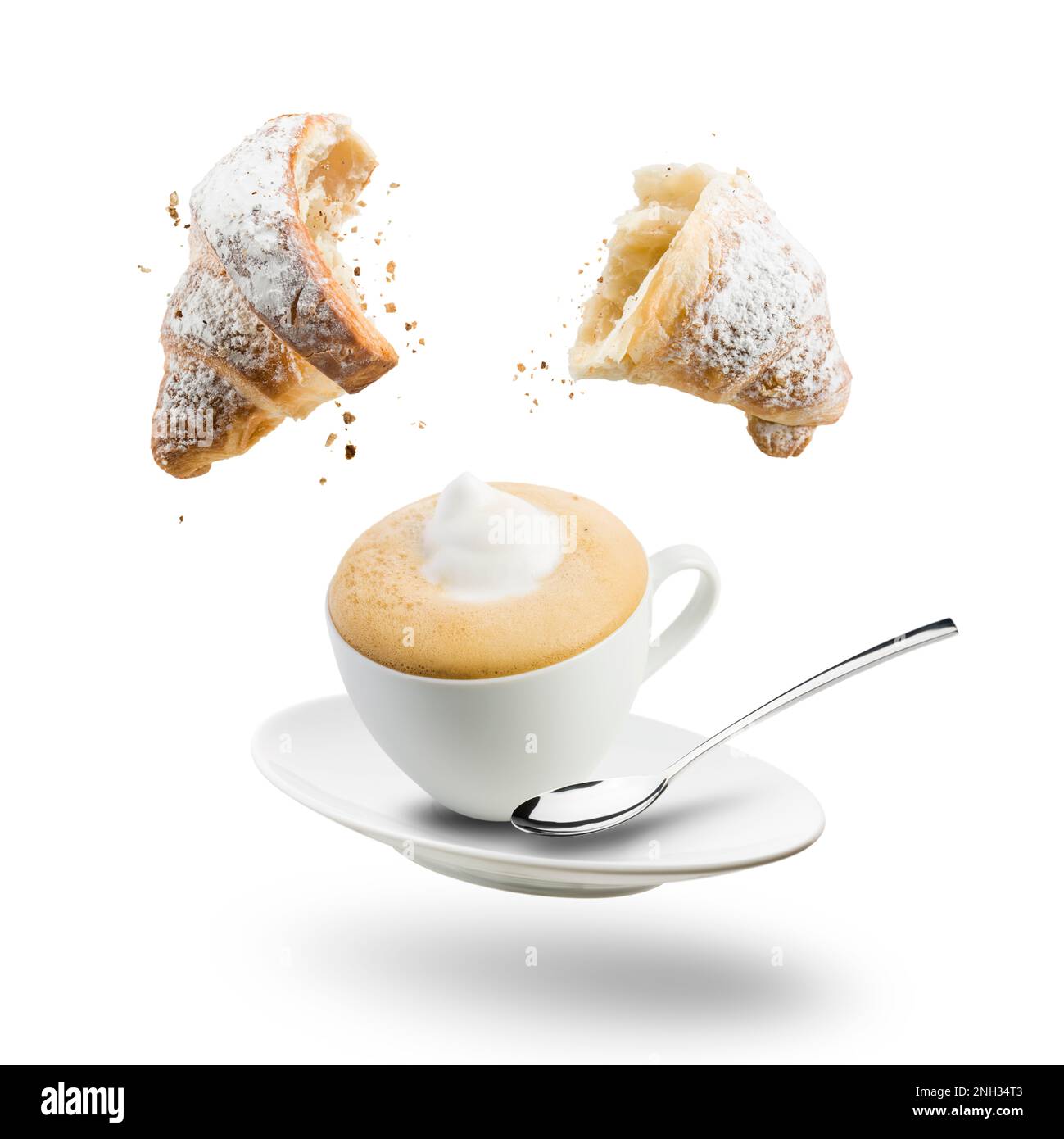 Colazione con cappuccino e croissant. Fluttuante su sfondo bianco. Foto Stock