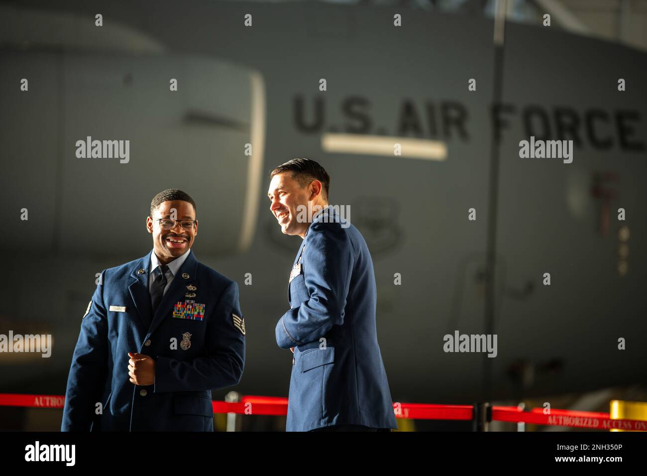 STATI UNITI Air Force staff Sgt. E-Quantay Mason, a sinistra, Phoenix Raven con REACH 651, E il maggiore Drew Dela Cruz, pilota C-17 e RAGGIUNGERE 651 comandante aereo, condividere un momento prima di ricevere la Distinguished Flying Cross di Major Gen. Corey Martin, 18th comandante dell'aeronautica, alla base dell'aeronautica militare di Travis, California, 9 dicembre 2022. Martin ha riconosciuto 24 Airmen per le loro azioni eroiche durante l'operazione Allies Refuge. La Distinguished Flying Cross viene assegnata a qualsiasi ufficiale o arruolato delle forze armate statunitensi per eroismo o straordinario successo durante la partecipazione al volo aereo. Foto Stock