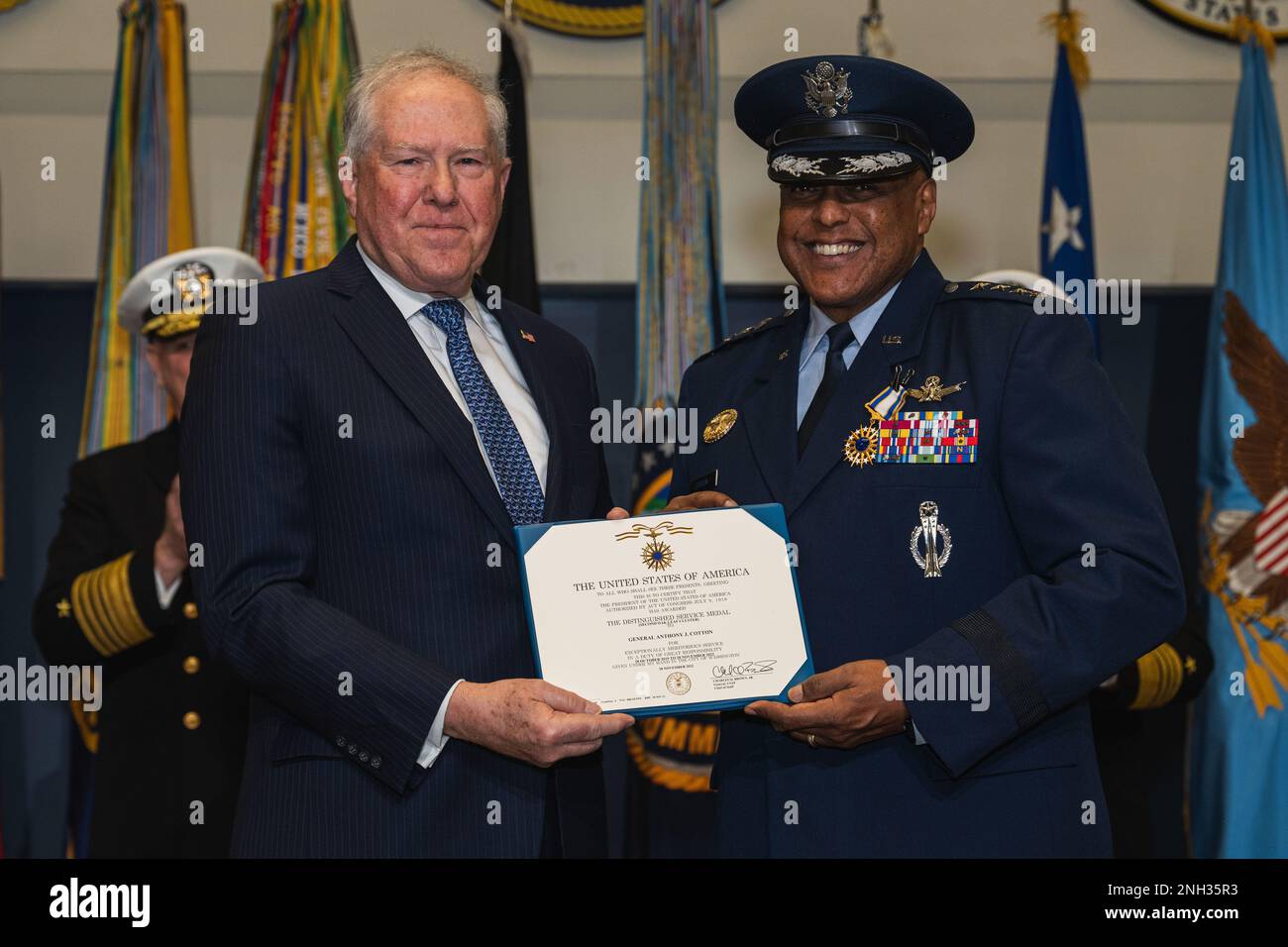 Il Segretario dell'Aeronautica Frank Kendall premia gli Stati Uniti Il genere dell'aeronautica Anthony J. Cotton con la Medaglia di Servizio distinta per il suo tempo ha servito come comandante di colpo globale al General Curtis E. LeMay Command and Control Facility, Omaha, Neb., 9 dicembre 2022. (Foto DOD di U.S. Ufficiale Navy Petty 2nd Classe Alexander Kubitza) Foto Stock