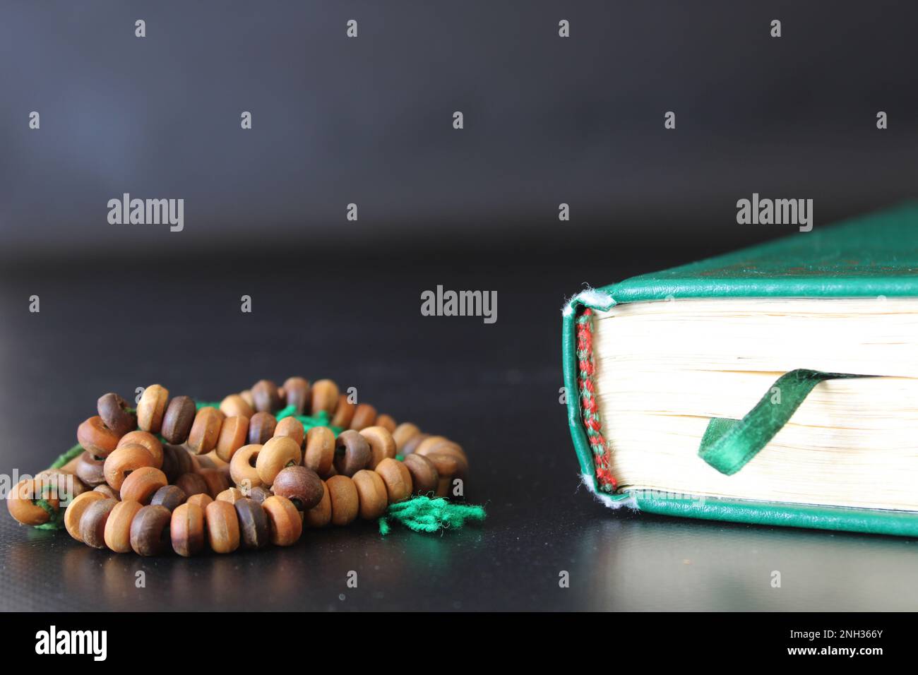 quran e tasbih su sfondo nero. Preghiera e foto a tema religioso islamico. Foto Stock