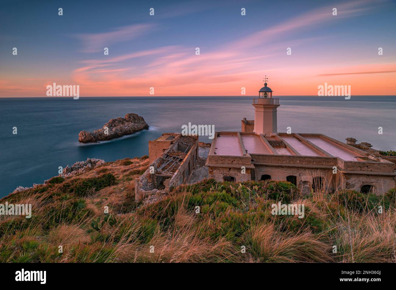 Faro di Capo Zafferano al crepuscolo, Sicilia Foto Stock