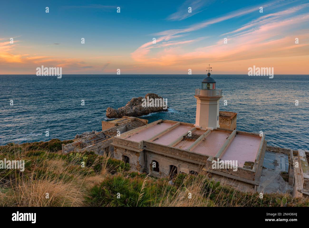 Faro di Capo Zafferano al crepuscolo, Sicilia Foto Stock