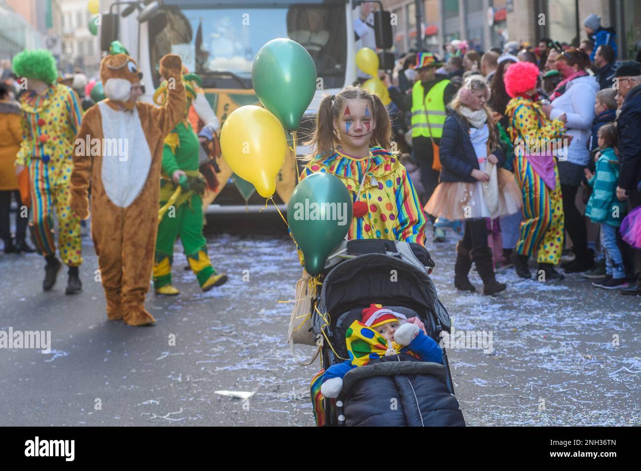 Le persone vestite di costumi di carnevale partecipano alla parata di  carnevale "Große Leipziger Rosensonntagsumzug" (Grande Processione di  Carnevale di Lipsia) nel centro della città. Dopo tre anni di pausa forzata  a