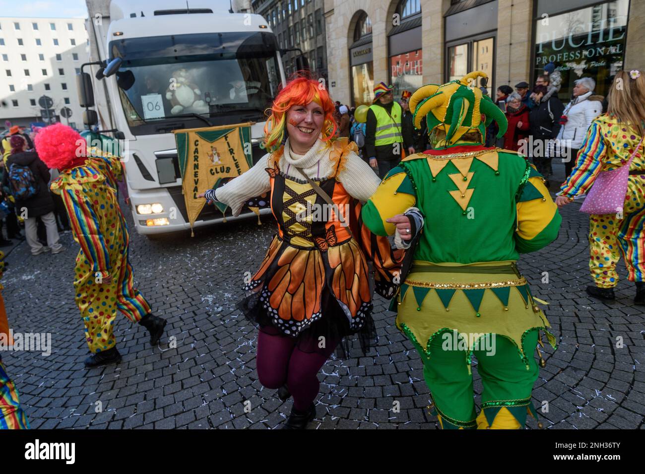 Le persone vestite di costumi di carnevale partecipano alla parata di  carnevale "Große Leipziger Rosensonntagsumzug" (Grande Processione di  Carnevale di Lipsia) nel centro della città. Dopo tre anni di pausa forzata  a