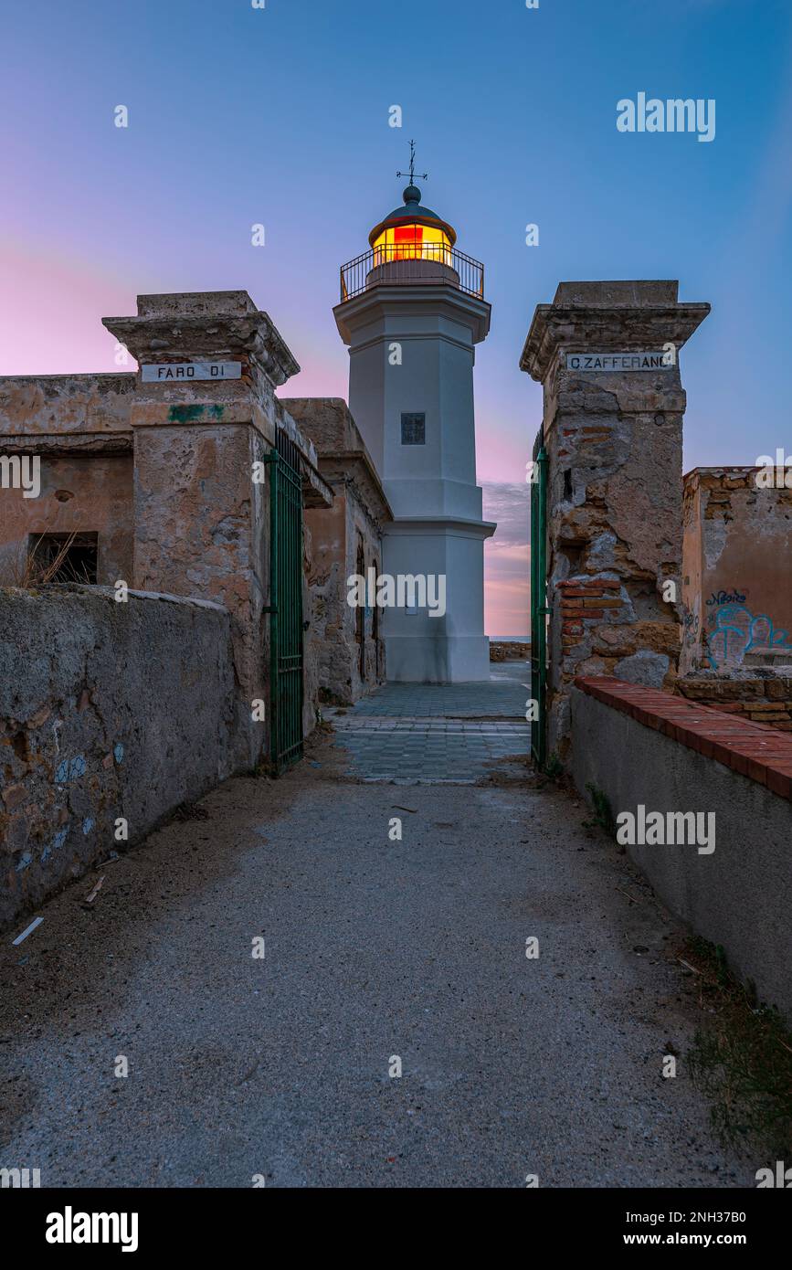 Faro di Capo Zafferano al crepuscolo, Sicilia Foto Stock