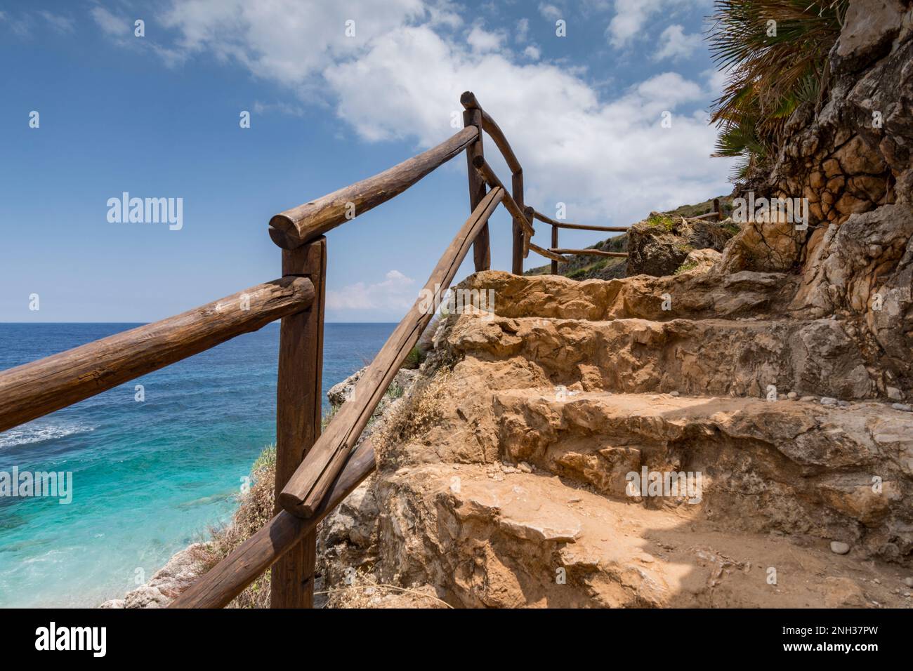 Sentiero per la spiaggia di Cala Capreria all'interno della riserva dello Zingaro, Sicilia Foto Stock