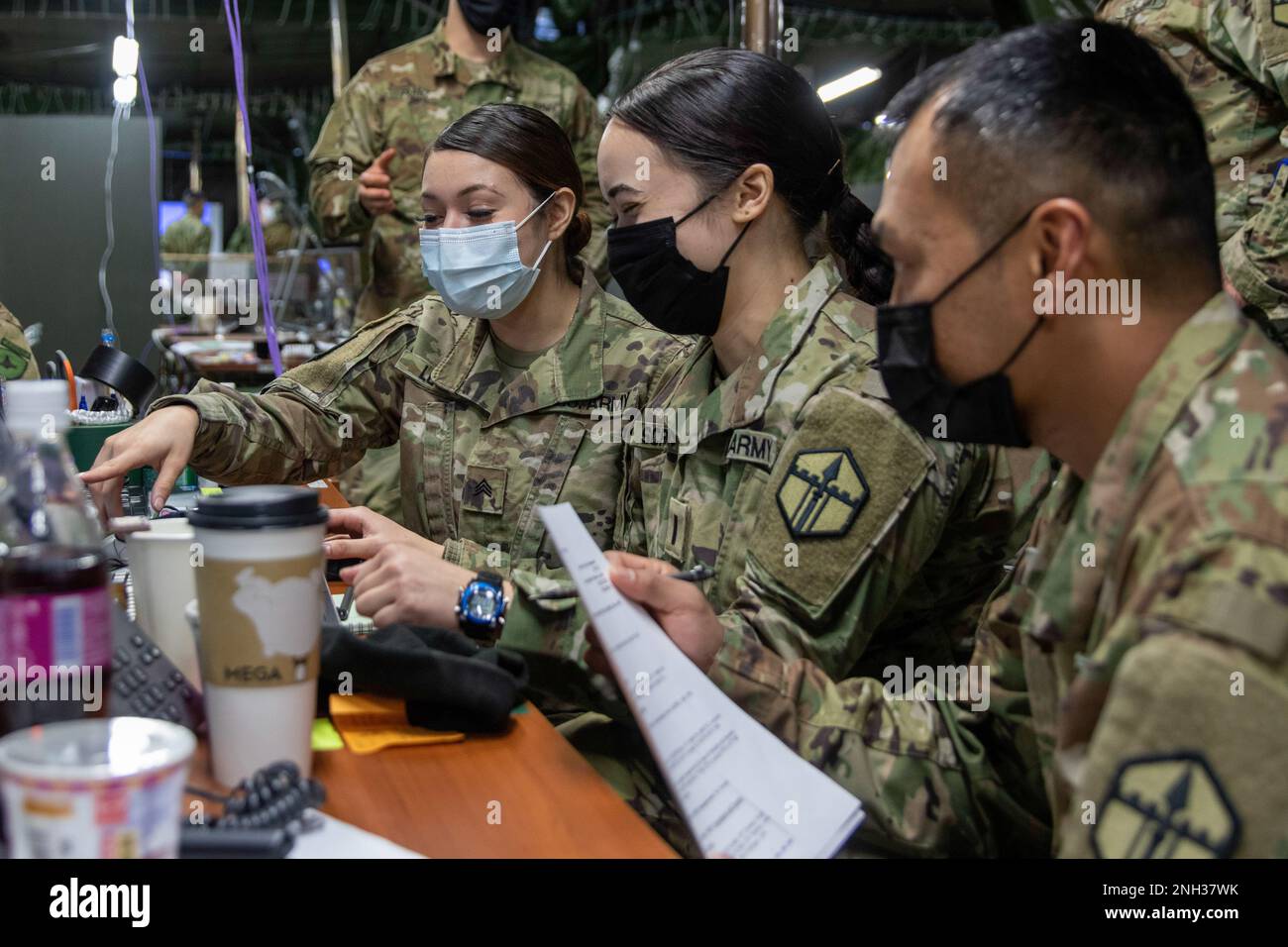 STATI UNITI Daniela Lucero assegnato al MEB 301st dalla base congiunta Louis-Mchord lavora come una battaglia NCO durante Yama Sakura 83 Dic 10th, 2022. Lucero traccia il movimento e la manovrabilità delle unità coinvolte in Yama Sakura. (STATI UNITI Foto dell'esercito di SPC. Aaron Downing) Foto Stock