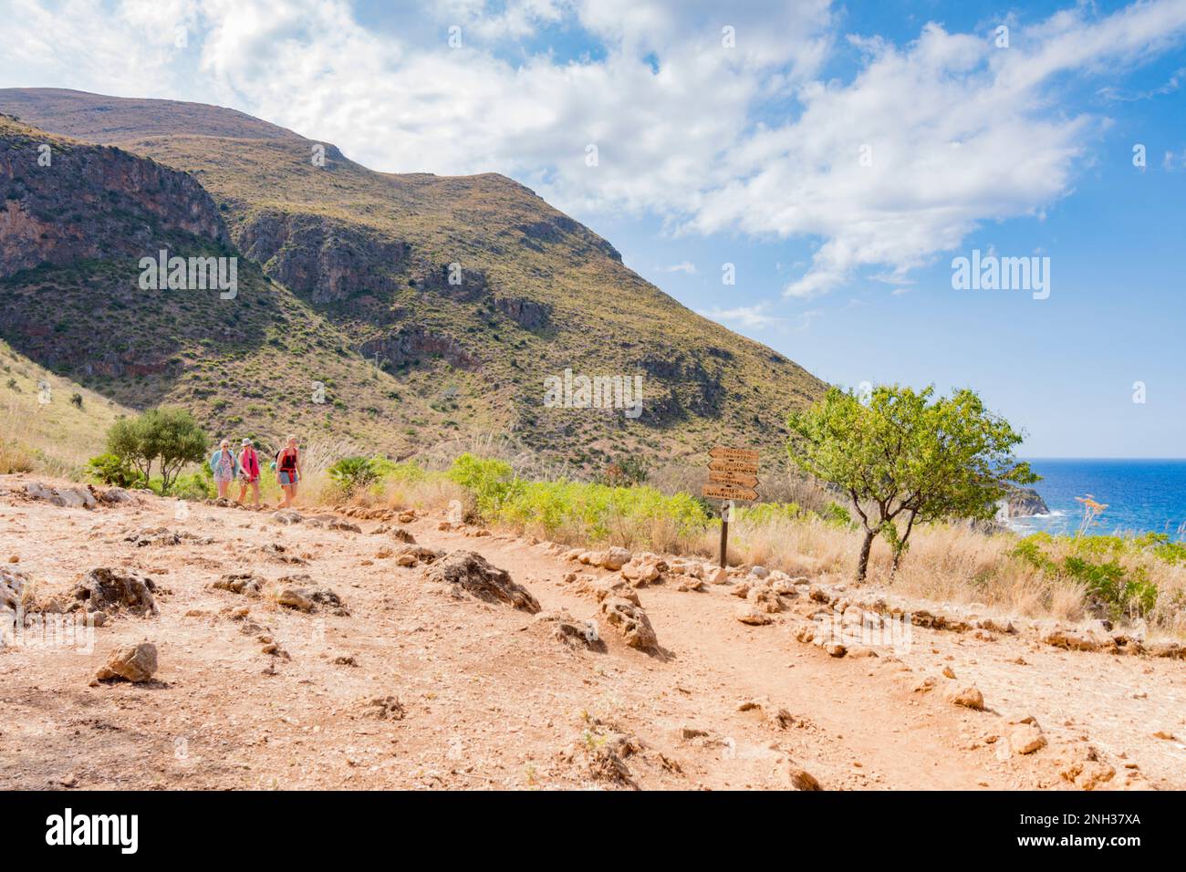 Sentiero escursionistico all'interno della riserva dello Zingaro, Sicilia Foto Stock