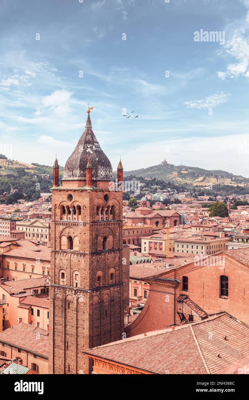 Paesaggio con Cattedrale Metropolitana di S. Pietro, campanello, Bologna, Emilia-Romagna, Italia Foto Stock