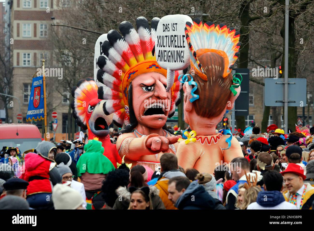 Shrove Lunedi processione a Düsseldorf, galleggiante a tema carnevale dal designer Jacques Tilly: Appropriazione culturale Foto Stock