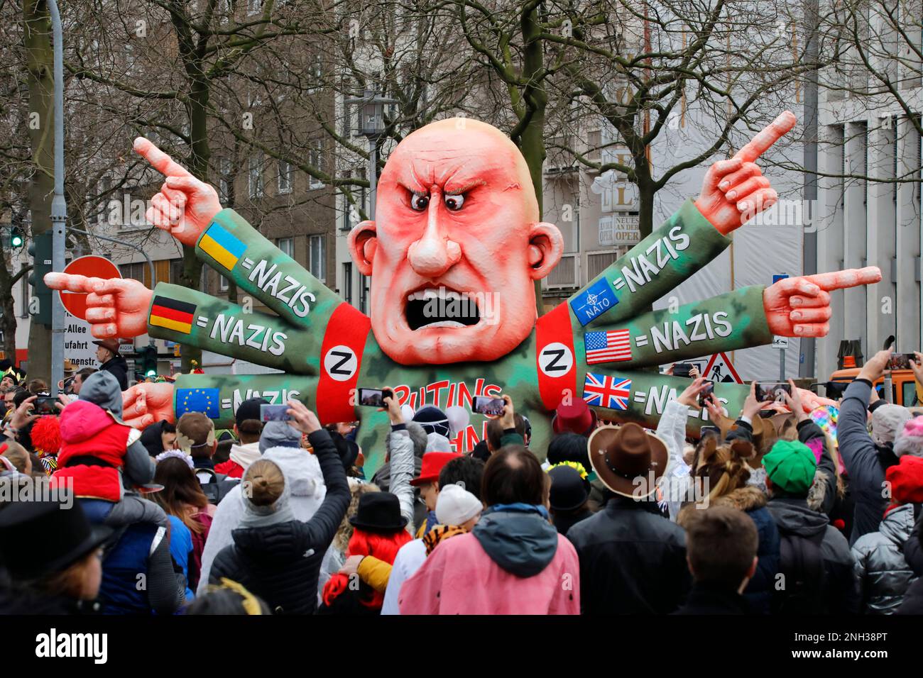 Shrove Lunedi processione a Düsseldorf, a tema carnevale galleggiante dal designer Jacques Tilly: La follia di Putin sui nazisti Foto Stock