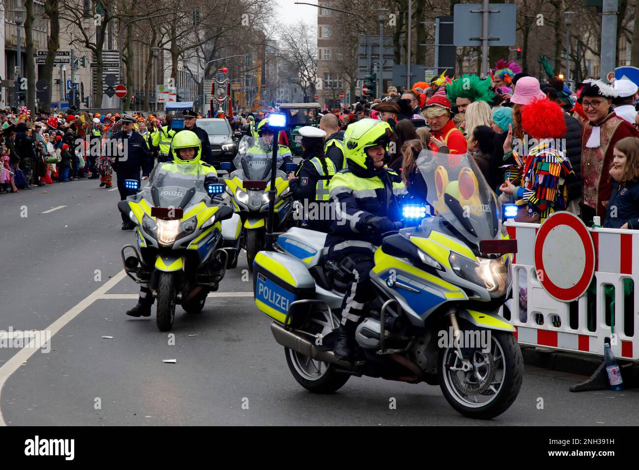 Shrove Lunedi processione a Düsseldorf, polizia per la sicurezza Foto Stock