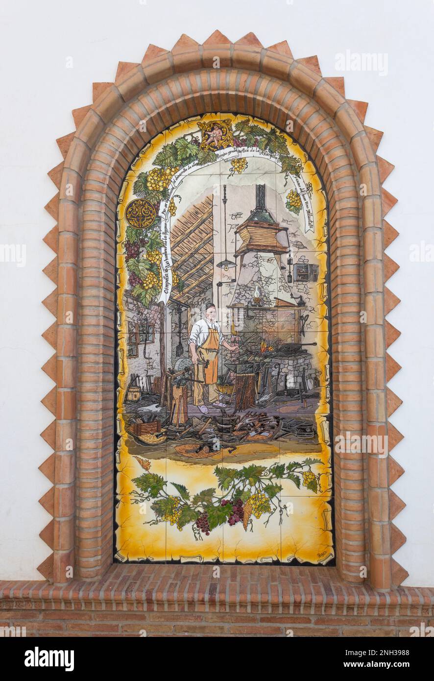 Murales piastrellati, Paseo de las Tradiciones, Cómpeta, Axarquía, Málaga, Andalusia, spagna meridionale. Competa è famosa per il suo vino dolce Foto Stock
