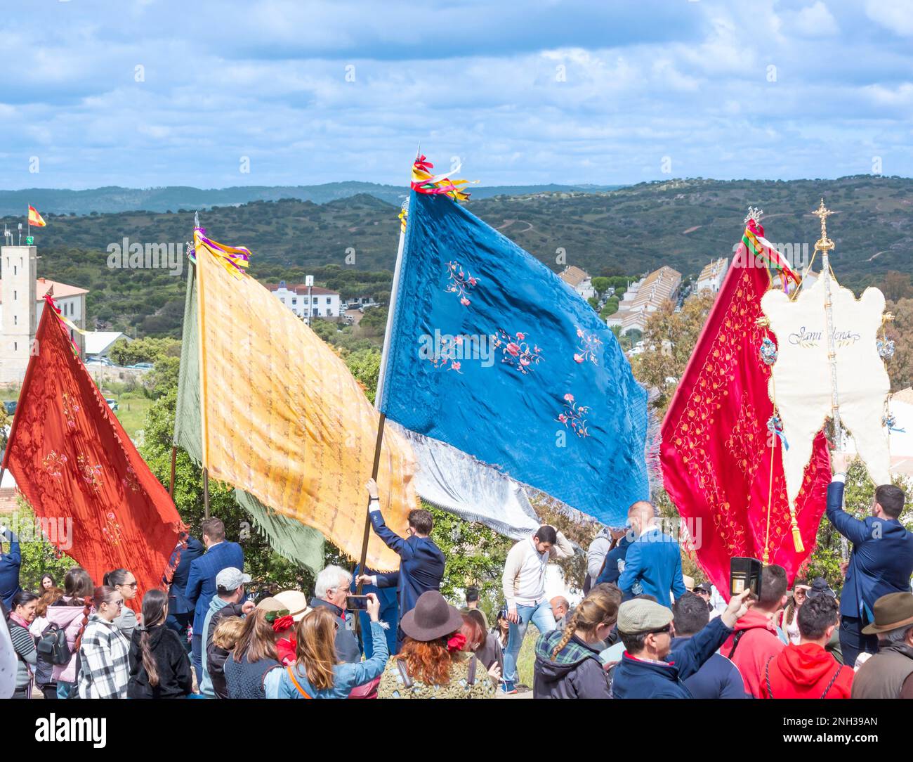 Andujar Jaen Provincia Spagna Romeria annuale di la Virgen de la Cabeza. Bandiere e striscioni che vengono portati dalle varie confraternite che viaggiano da tutti Foto Stock