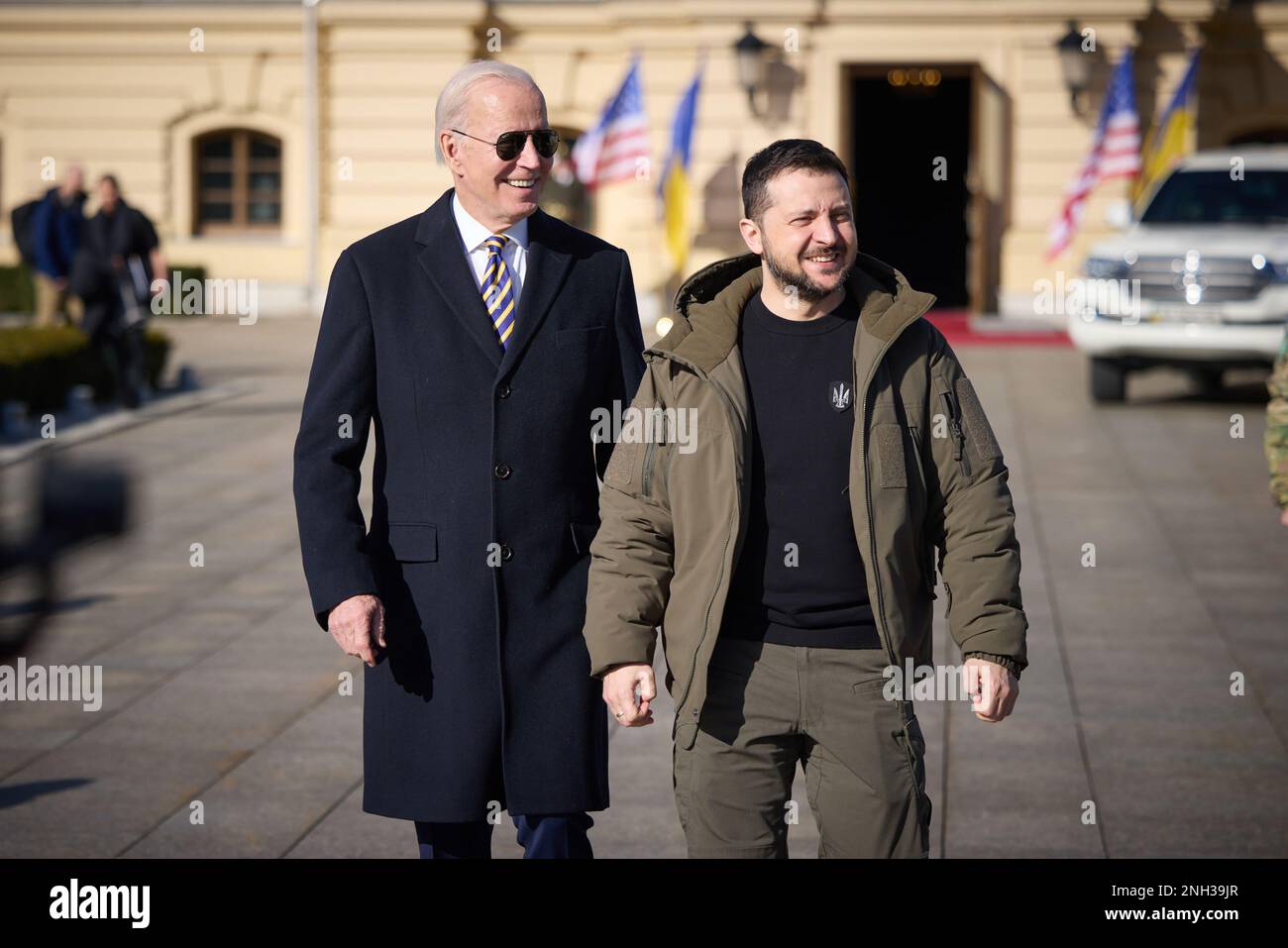 Kiev, Ucraina. 20th Feb, 2023. Il presidente DEGLI STATI UNITI Joe Biden (L) cammina con il suo omologo ucraino Volodymyr Zelensky durante una visita non annunciata, il 20 febbraio 2023 a Kyiv, Ucraina. Il presidente degli Stati Uniti Joe Biden ha fatto la sua prima visita non annunciata in Ucraina in tempo di guerra, in una mostra di sostegno in vista del primo anniversario dell'invasione della Russia il 24 febbraio. Foto del Presidente ucraino Ufficio Stampa/UPI Credit: UPI/Alamy Live News Foto Stock